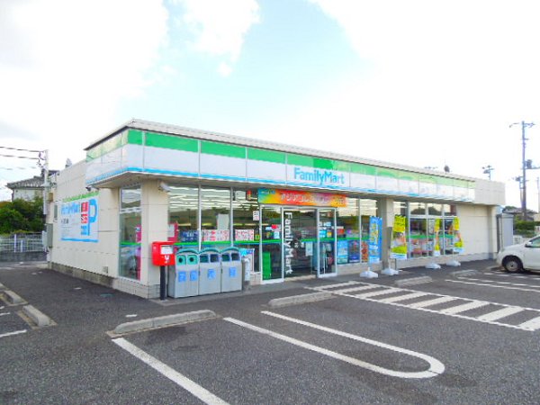 Convenience store. 890m to Family Mart (convenience store)
