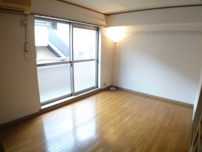 Living and room. Room 1