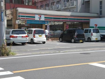 Convenience store. 500m to Seven-Eleven (convenience store)