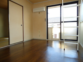 Living and room. Air conditioning 1 groups with. There is storage space.