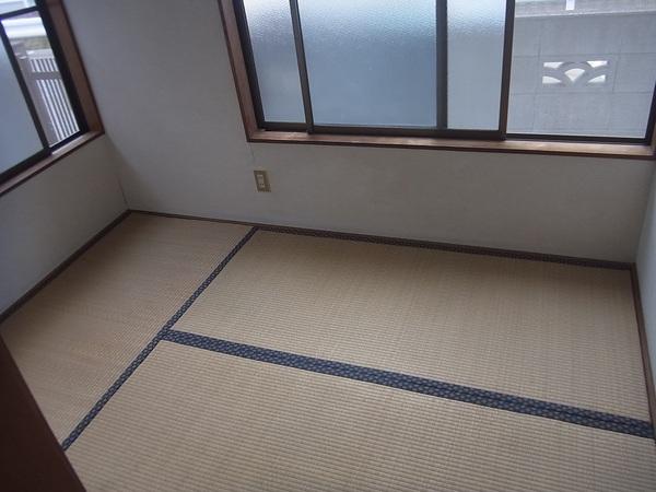 Other room space. 3 tatami small Japanese-style room. You can use the den or closet. 