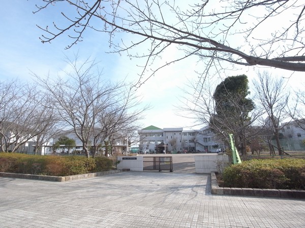 Junior high school. Chiharadai to South Junior High School 710m