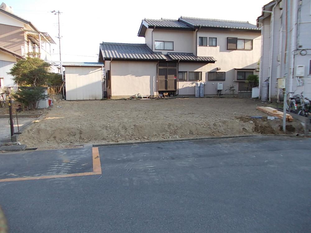 Local photos, including front road. Sunny local! !