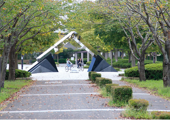 Streets around. Green parade that weaves from 300m Kazusa of the road until the road of Kazusa.