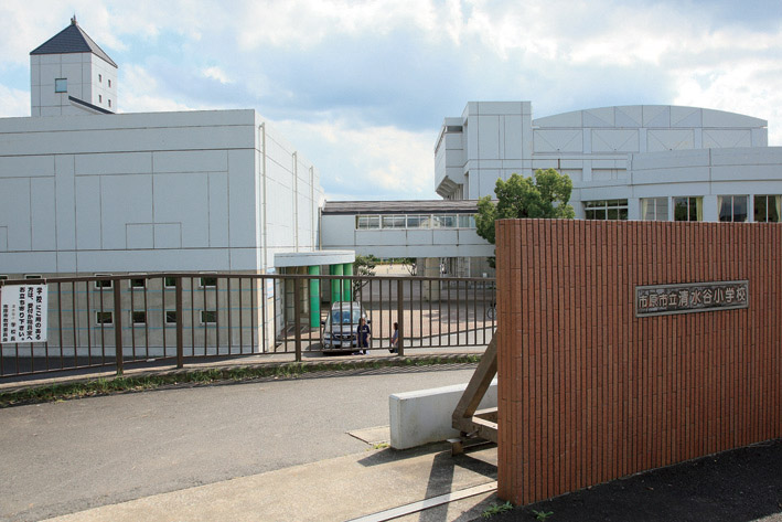 Primary school. Shimizutani until elementary school 740m student number 460 people (2012) 2 ~ 3 class.