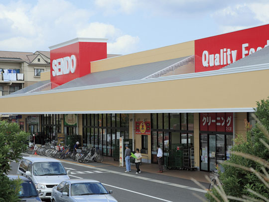 Supermarket. Convenient proximity to 310m daily shopping to Super boatman Chiharadai shop. I'm happy to be able to drop even on the way home of the station.  business hours 9:30 ~ 21:00