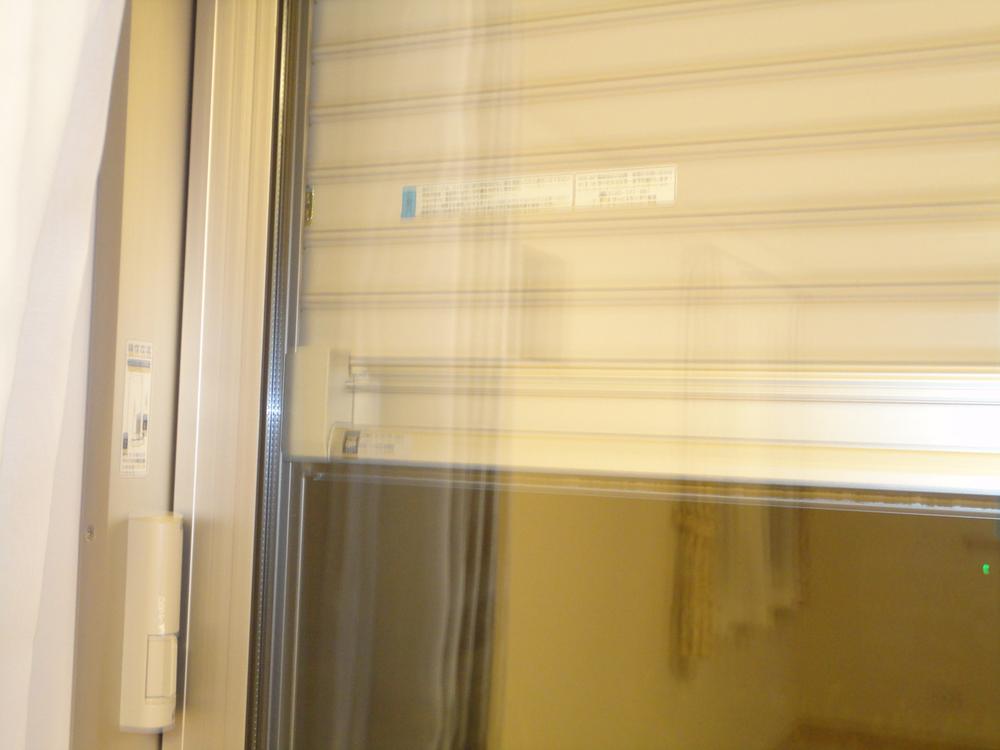 Other Equipment. It can be opened and closed at the touch of a button, Electric type with excellent crime prevention. Such as a rainy day is very convenient.