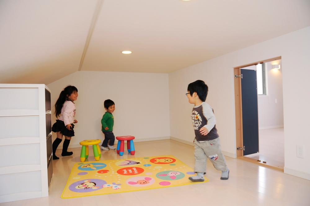 Other introspection. The Company has adopted the MONO pit to play the child. You can use it comfortably as a storage.