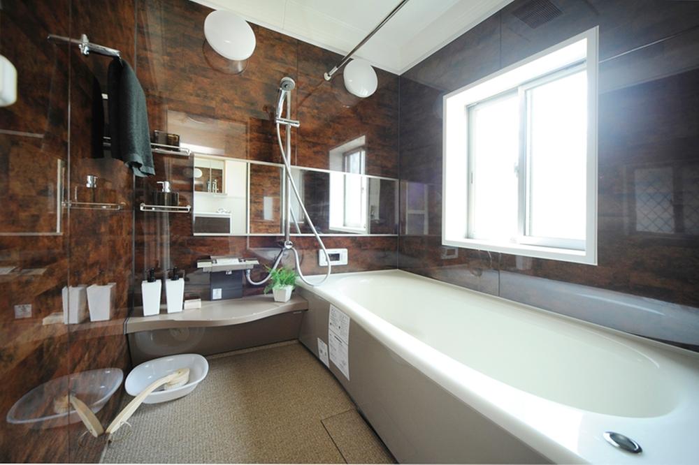 Bathroom. Ensure economic efficiency and comfort in a wide mirror and kept warm bath. Hey Why do not you taste the rich mood in the bathtub?