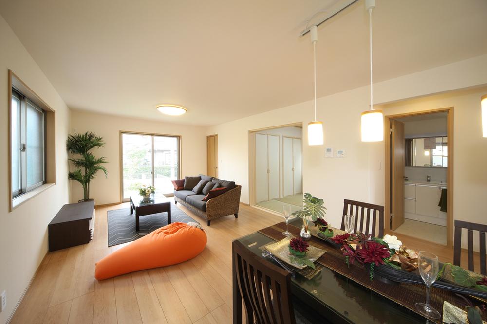 Same specifications photos (living). Many window, It has become a good make-ventilated.