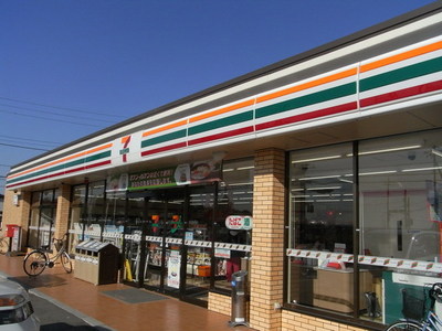 Convenience store. 670m to Seven-Eleven (convenience store)
