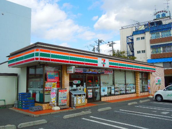 Convenience store. 326m to Seven-Eleven (convenience store)