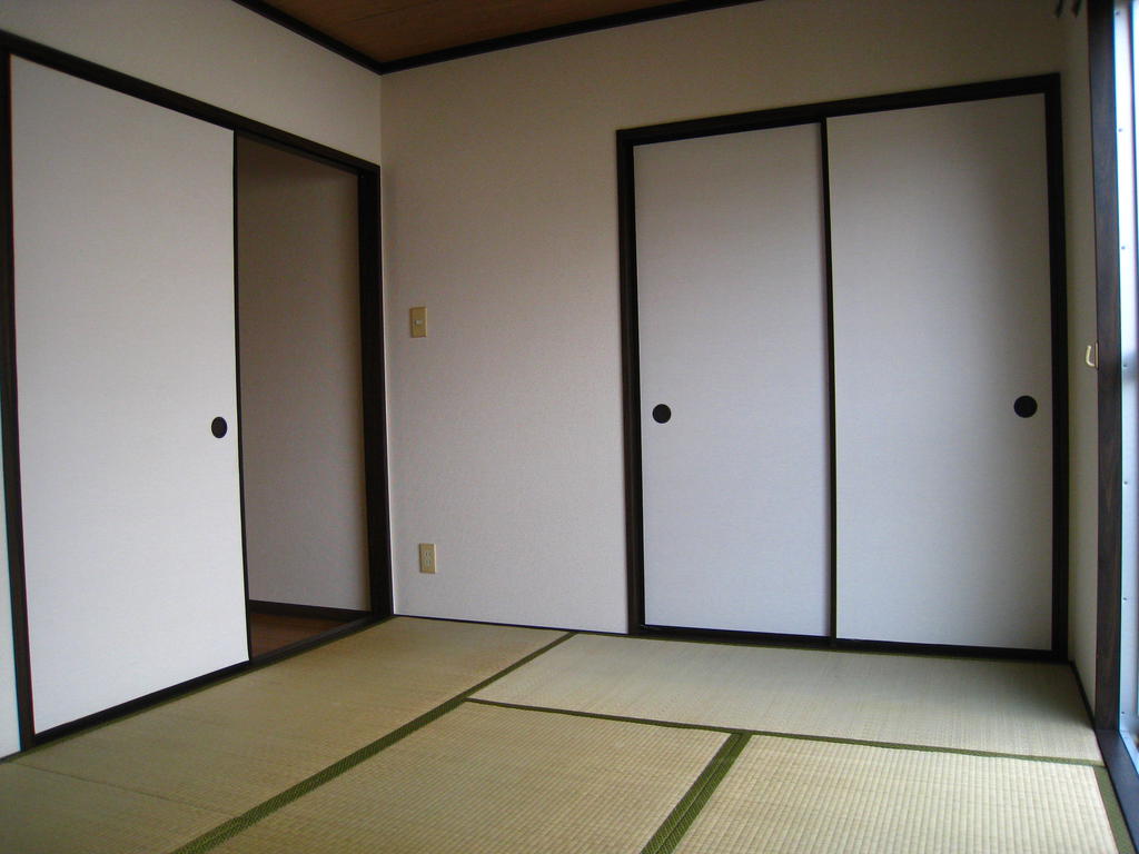 Living and room. Japanese-style room is 6 quires