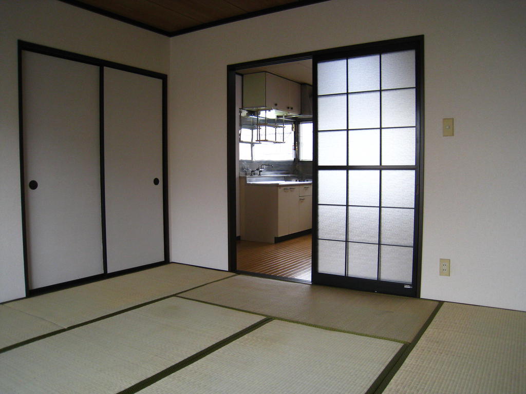 Living and room. Japanese-style room is 8 quires