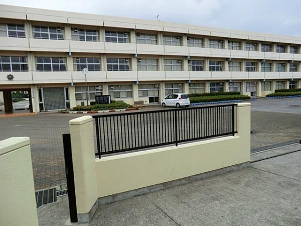 Primary school. Walk about 4 minutes until Ichihara Municipal Kokubunji Taitung elementary school (you will arrive if you walk straight) 260m to