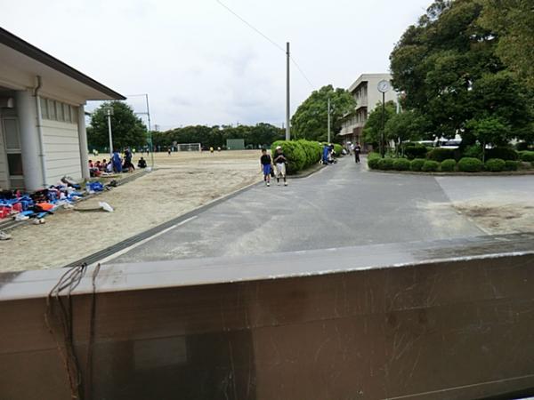 Junior high school. Kokubunjidai until junior high school is about 10 minutes' walk. 800m to