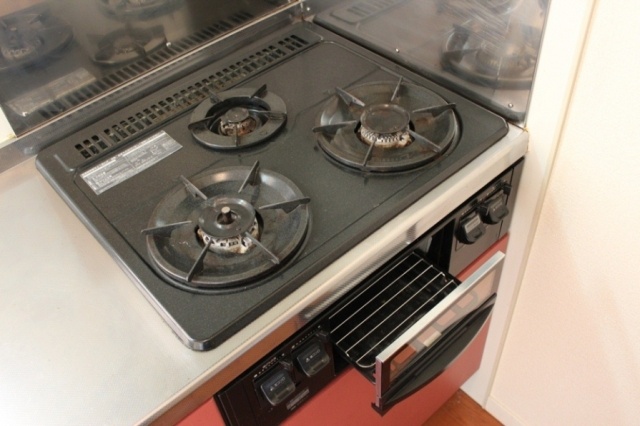 Kitchen. 3-neck gas stove