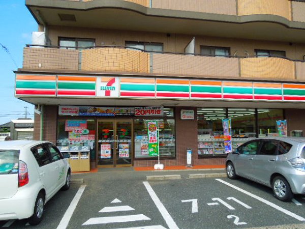Convenience store. 520m to Seven-Eleven (convenience store)