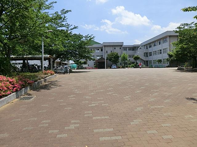 Junior high school. Chiharadai to South Junior High School 330m