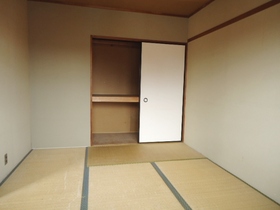 Living and room. 6 is a Pledge of Japanese-style room. I will instead tatami tables.