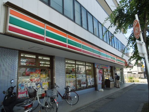 Convenience store. 375m to Seven-Eleven (convenience store)