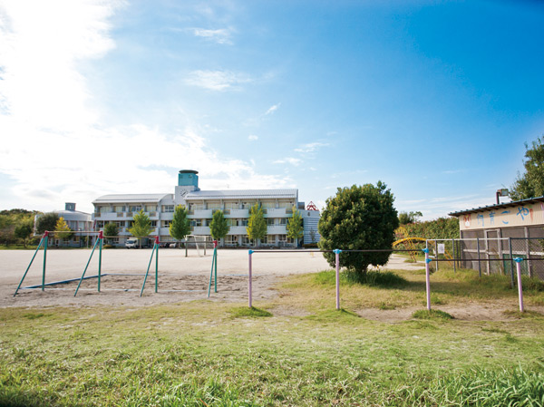 Surrounding environment. Makizono elementary school (about 1250m / 16-minute walk)