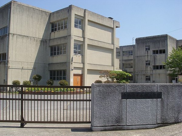 Primary school. Shirahata up to elementary school (elementary school) 850m