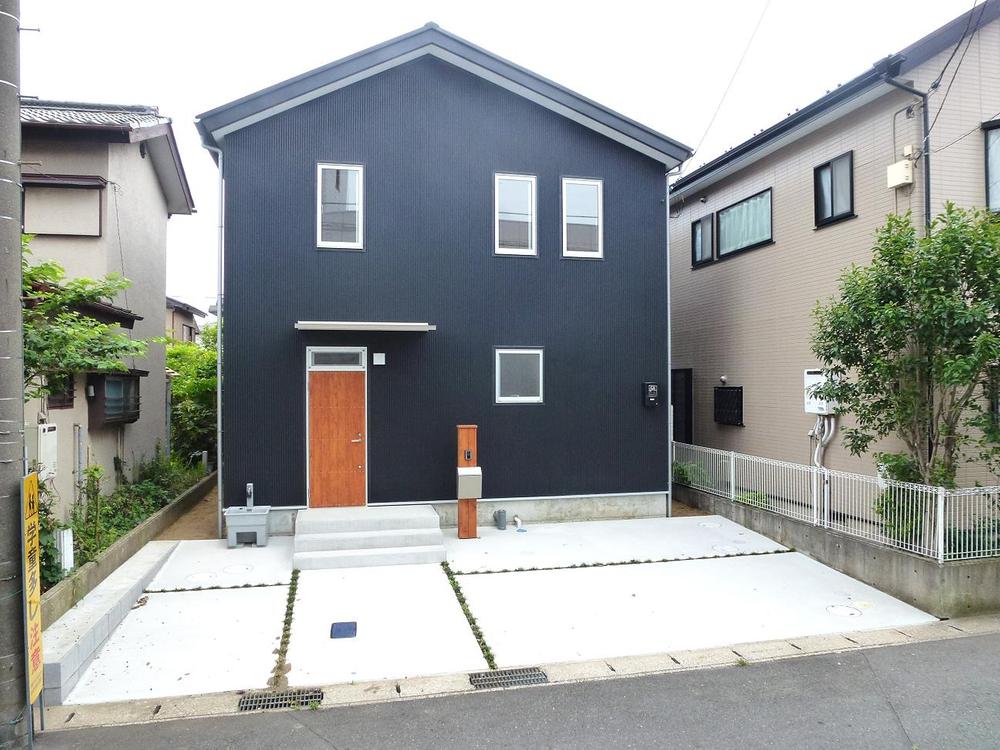 Local appearance photo. Local (June 2013) shooting three available parking (one light car)