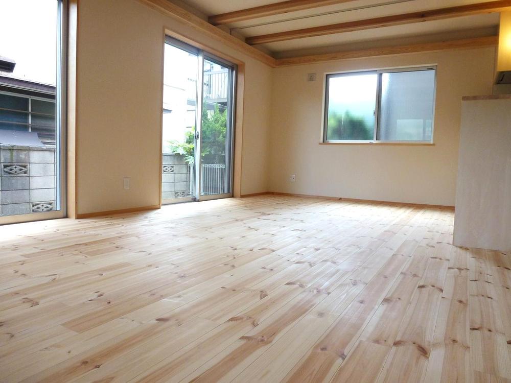 Living. Indoor (June 2013) Shooting Spacious living room of solid wood