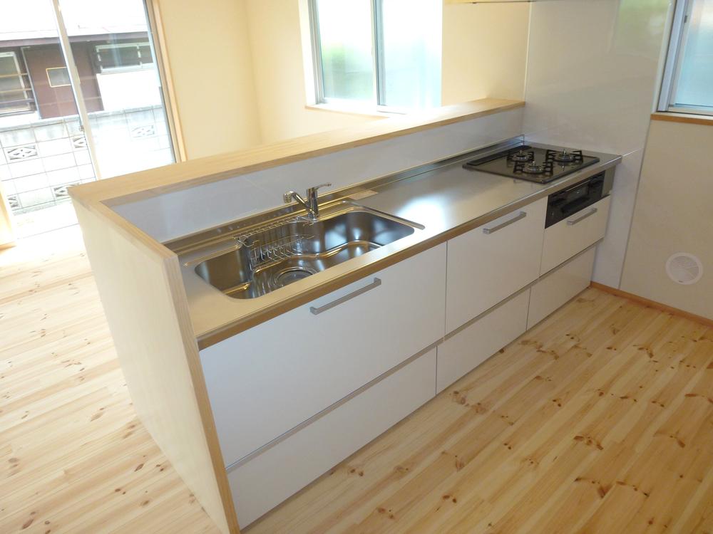 Kitchen. Indoor (June 2013) Shooting Face-to-face kitchen the conversation is lively