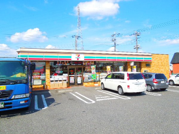 Convenience store. 700m to Seven-Eleven (convenience store)