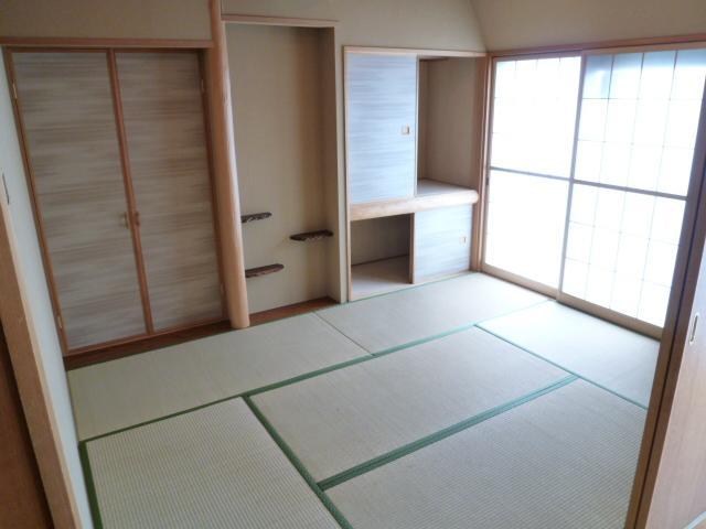 Living and room. It is bright because it is facing south in a Japanese-style room