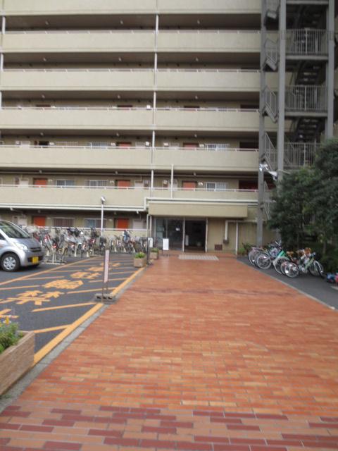 Entrance. Common areas