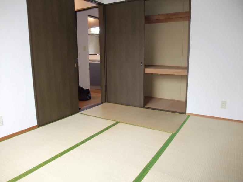 Other room space. Is a Japanese-style room. There is also a storage