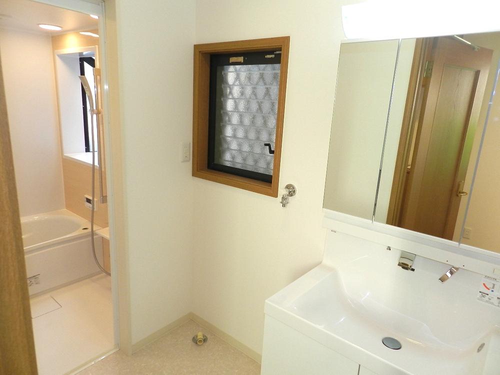 Wash basin, toilet. New exchange already