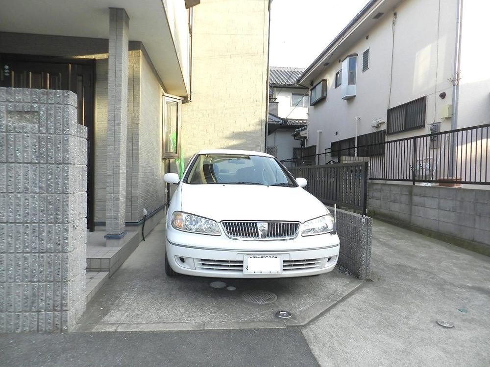 Parking lot. Ordinary passenger car parking is available.