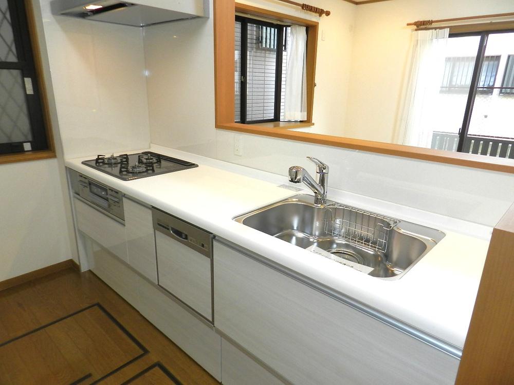 Bathroom. Face-to-face open kitchen