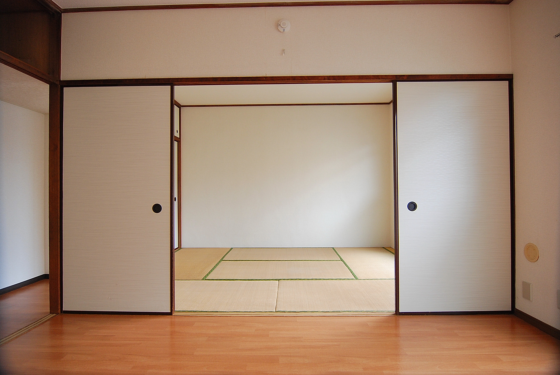 Other room space. Japanese-style room ・ Four 引違 door between the Western-style Remove is also possible