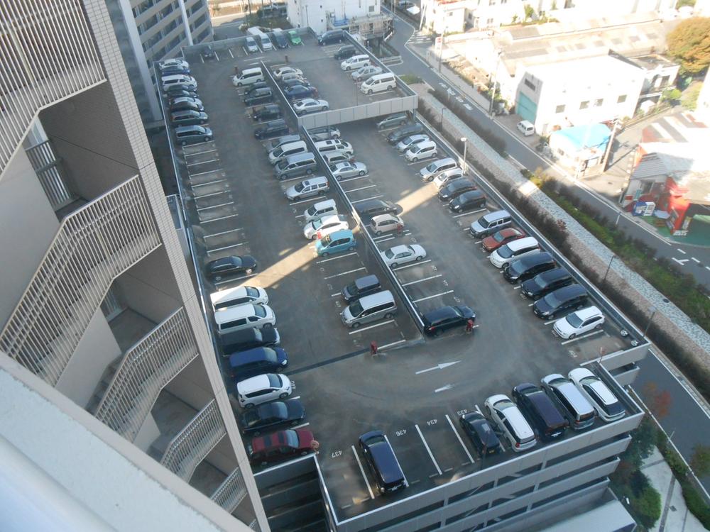 Parking lot. The exclusive right to use parking (one free)