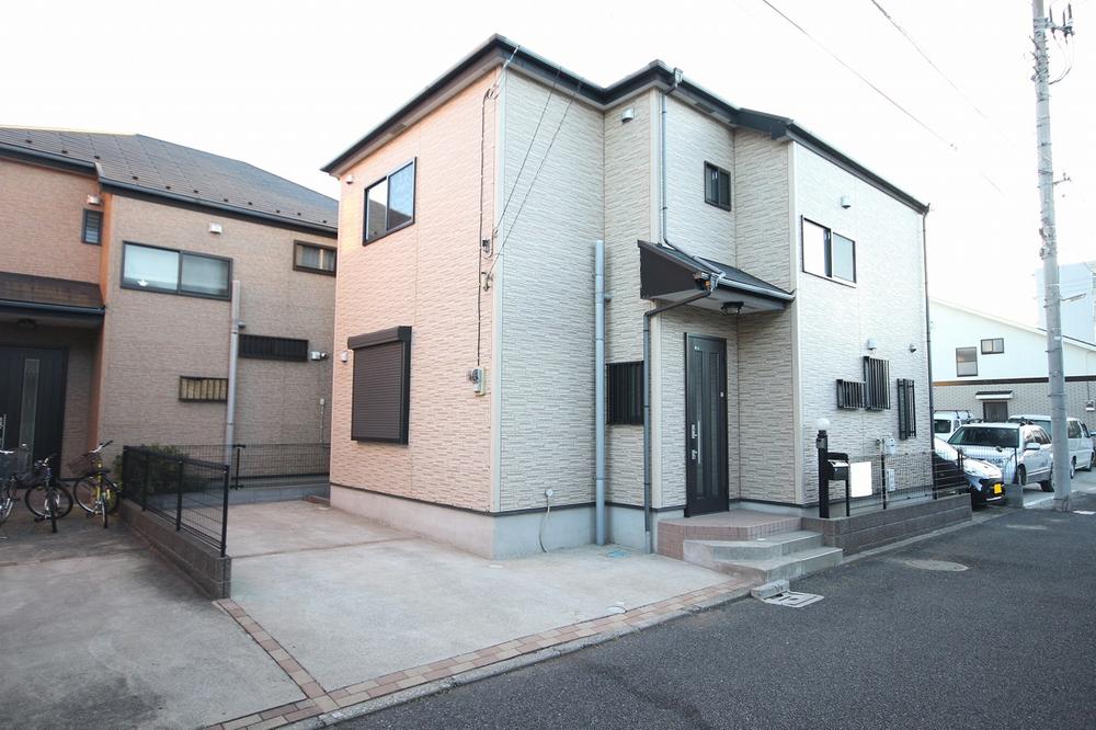Local appearance photo. Built shallow, Located in a quiet residential area. It is the location of the station within walking distance