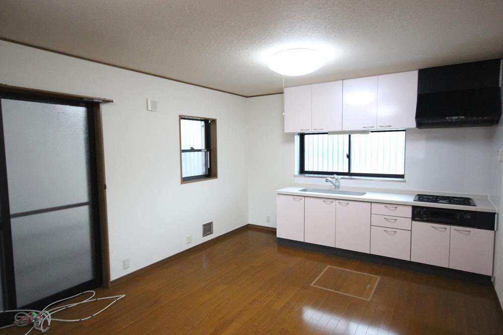 Living. The combined living and Japanese-style, 18 Pledge and is spacious space