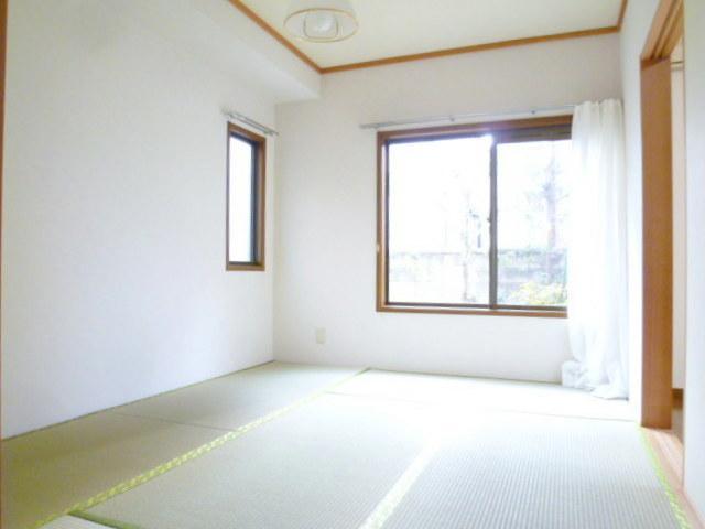 Living and room. Also it comes with a side window in the Japanese-style room.