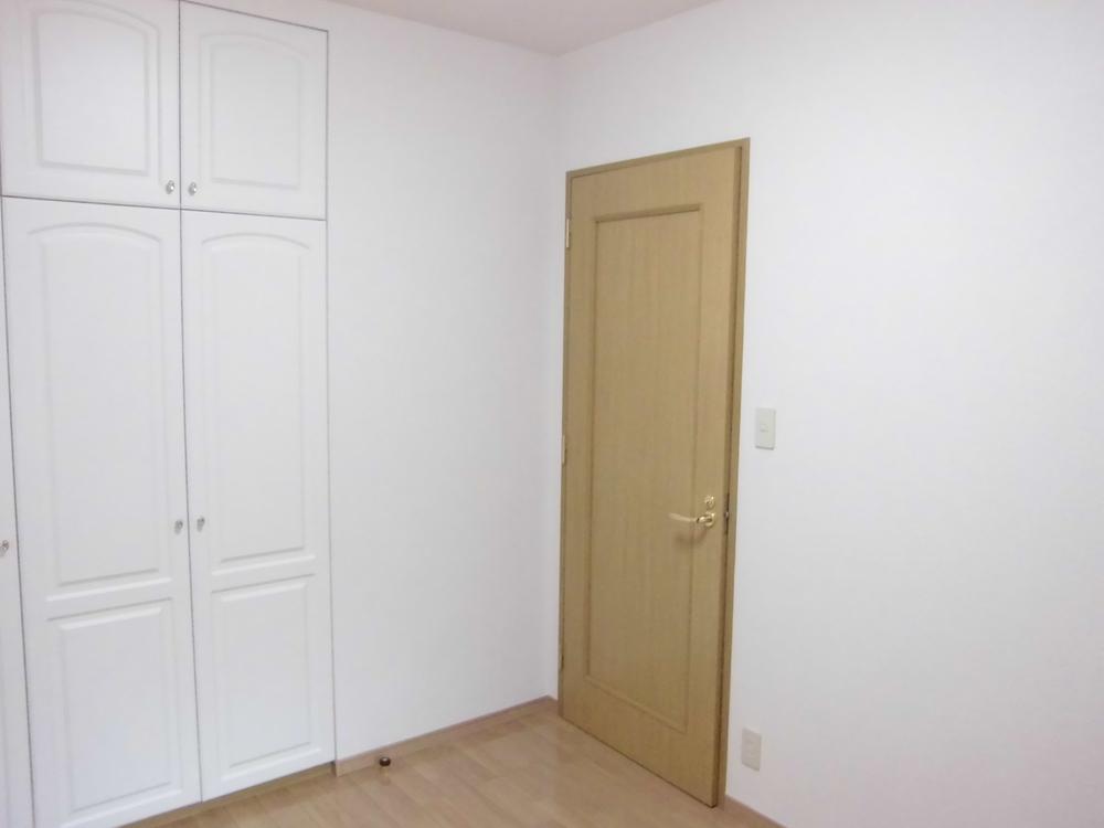 Non-living room. Western is