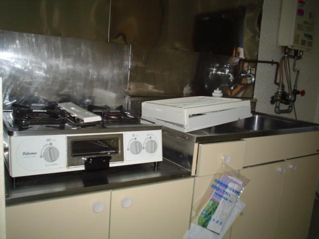 Kitchen. Recommended for self-catering school because the kitchen is also firmly there