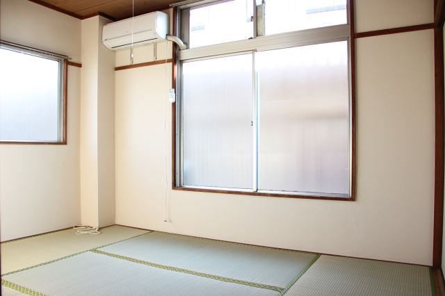 Living and room. Tatami were new!