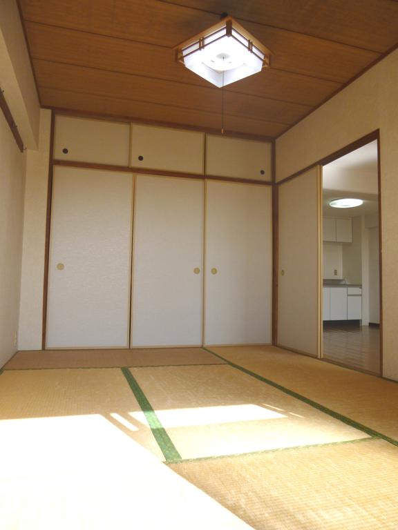 Living and room. Also there closet and convenient upper closet for storage ☆ After the move, To exchange tatami mat