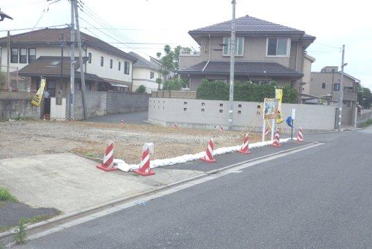 Local photos, including front road. Spacious 6m road