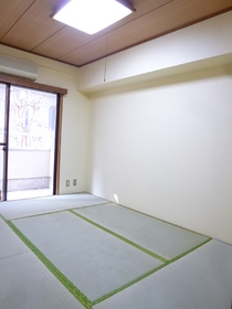 Living and room. Calm the Japanese-style room is one.