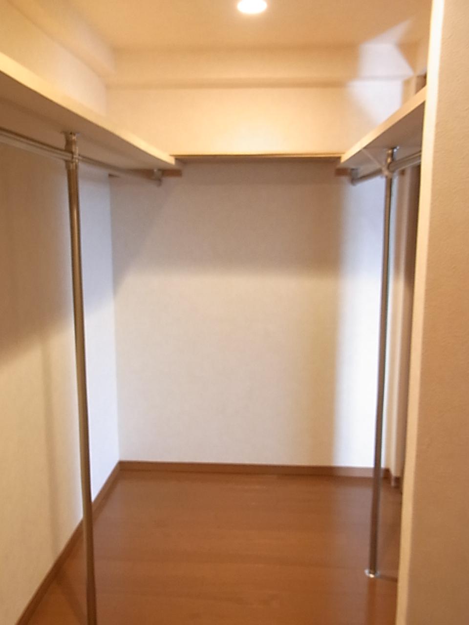 Receipt. About 2.8 Pledge big walk-in closet