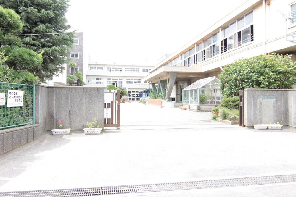 Junior high school. 150m walk 2 minutes until Ichikawa eighth Junior High School. Also, because close is also safe for children.